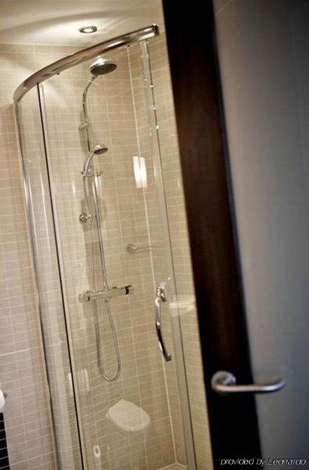 The Hampshire Hog Hotel Clanfield  Room photo A shower door